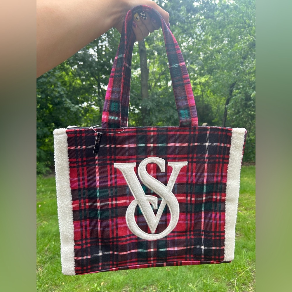 NWT Victoria Secret Plaid Sherpa Christmas Tote - Picture 2 of 15